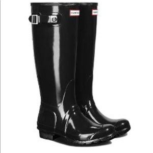 Women’s black tall glossy Hunter rain boots